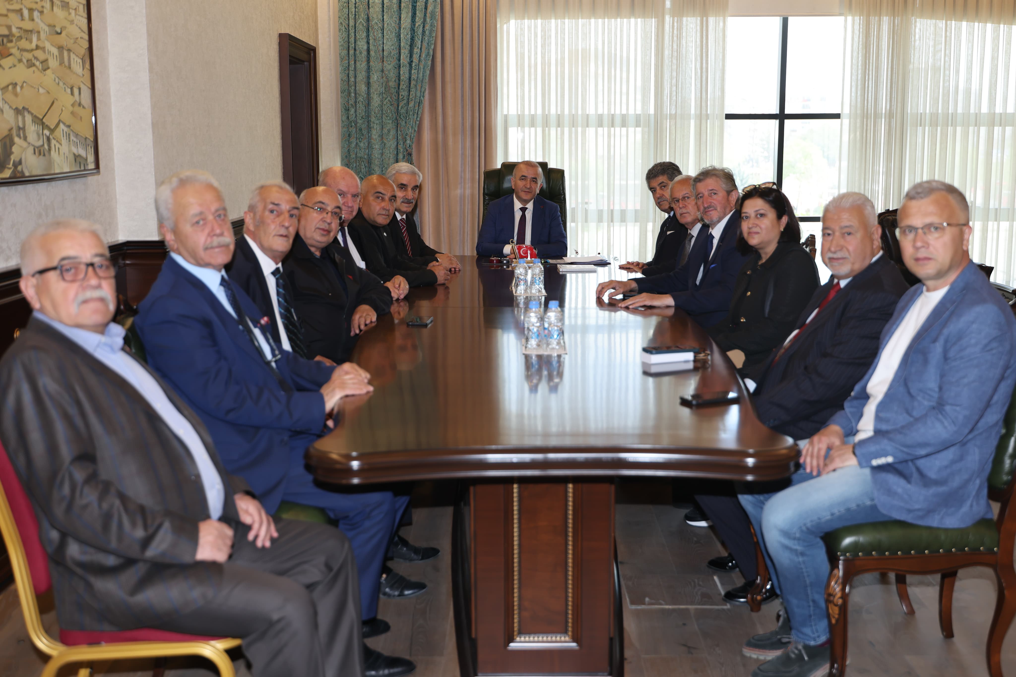 Türk Dünyası Gazeteciler Federasyonu heyetinden Elazıg Valis Numan Hatipogluna ziyaret