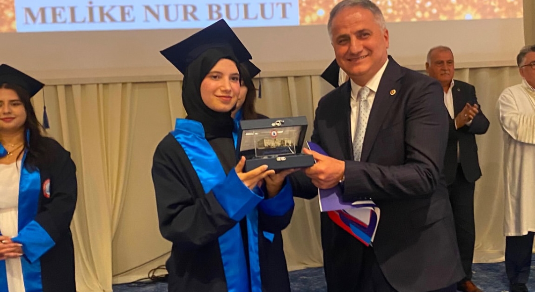 BEUN Ereğli Eğitim Fakültesinde Mezuniyet Töreninde Ödül Sahnesi