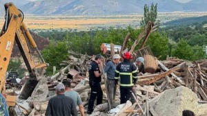 Burdur Yüreğil Köyü'nde Kerpiç Ev Çöktü: İki Yaralı, Bir Hayvan Kurtarıldı