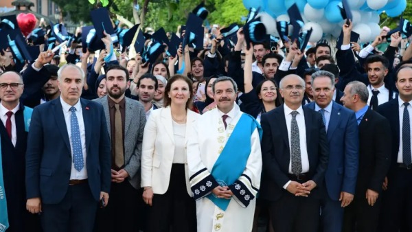 Malatya Turgut Özal Üniversitesi’nde mezuniyet coşkusu