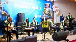 Yeşilyurt’ta muhtarlara teşekkür gecesinde Başkan Geçit’e Babalar Günü hediyesi verildi