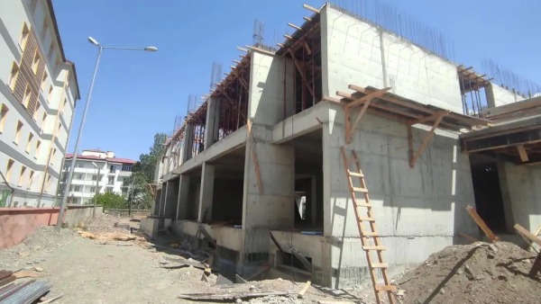 Kağızman’da 1 Ekim Ortaokulu ve Mustafa Yalçın İlkokulu inşaatları hızla ilerliyor