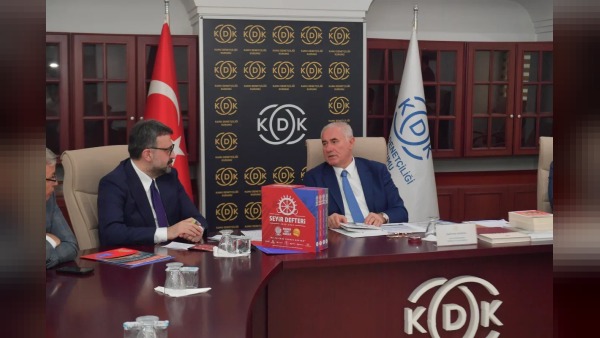 AKK Başkanı Yılmaz, TBMM Başdenetçisi Akarca’ya 2019’dan beri faaliyetlerin yer aldığı Seyir Defteri’ni sundu