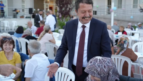 Başkan Kasap, 30 kişinin kaldığı huzurevinde Babalar Günü'nü kutladı ve sağlık dileğinde bulundu