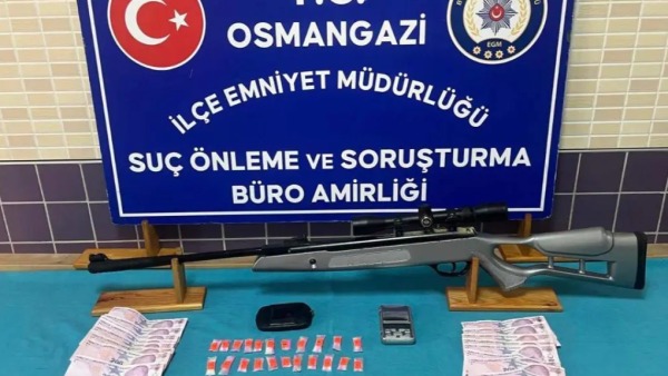 Bursa'da uyuşturucu operasyonunda 40,8 gram metamfetamin ve 9 bin 700 TL ele geçirildi