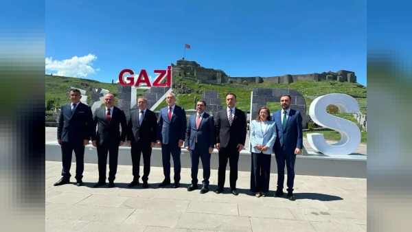 Çalışma Bakanı Vedat Işıkhan Bedesten’de Kars Valisi ve AK Parti Heyetiyle Ziyarette