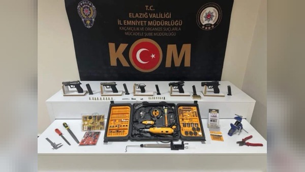 Elazığ’da 5 ruhsatsız tabanca ve 58 fişekle yakalanan şüpheli tutuklandı