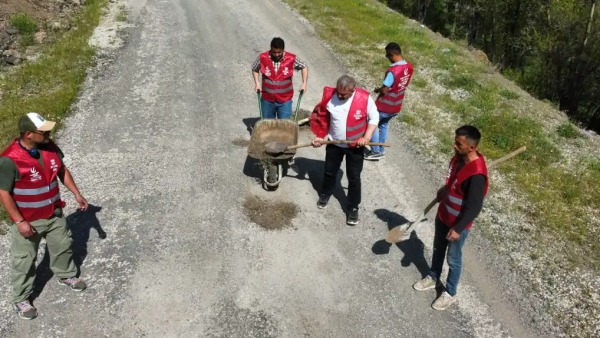 Giresun Alucra'da bozulan grup yoluna Mücahit Şerbetçi öncülüğünde sembolik onarım
