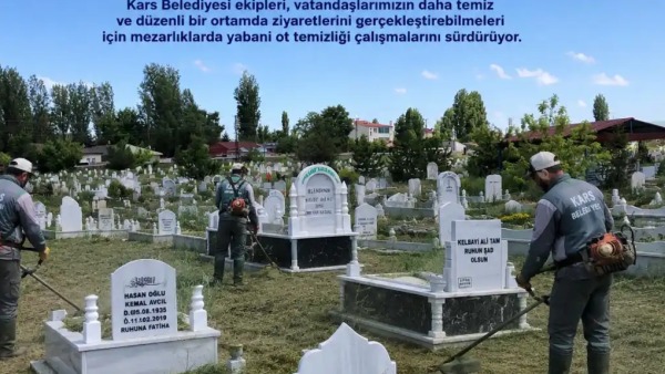 Kars Belediyesi mezarlıklarda yabani ot temizliği ve çevre düzenlemesi başlattı