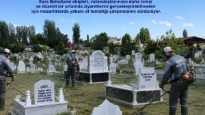 Kars Belediyesi mezarlıklarda yabani ot temizliği ve çevre düzenlemesi başlattı