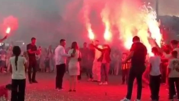 Kars Kalesi önünde genç kadının "Evet" yanıtıyla alkışlarla kutlanan evlilik teklifi