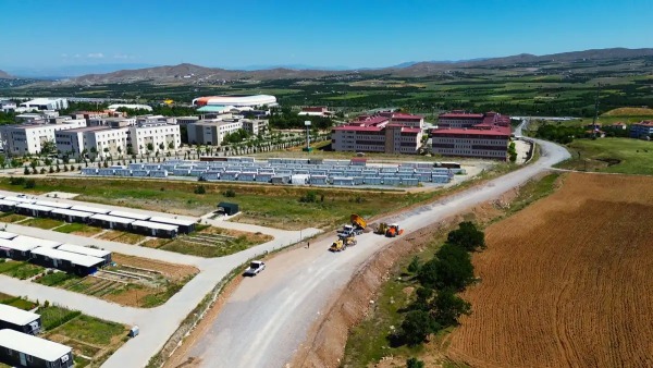 Malatya Büyükşehir Belediyesi, kent ve kırsalda yol yatırımlarını hızla sürdürüyor