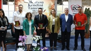 Mamak’ta “Okursan Kendini Tanırsın” Söyleşisi ve Plaket Töreni Yapıldı