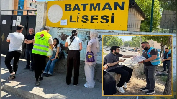 MHP Batman İl Teşkilatı YKS’de Velilere Sıcak Havada Soğuk Su Desteği Verdi