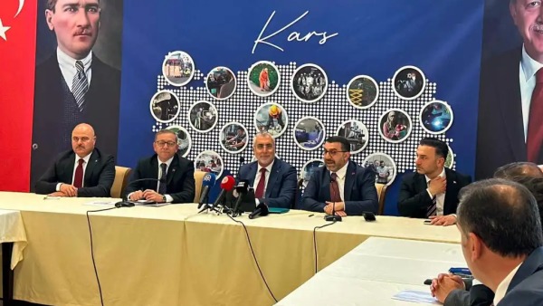 Prof. Dr. Vedat Işıkhan Kars’ta iş dünyasıyla “Türkiye Yüzyılı” buluşmasında bir araya geldi