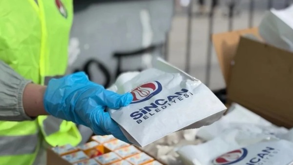 Sincan’da 20 ve 21 Haziran YKS’de öğrenci ve velilere simit ile meyve suyu ikramı yapıldı