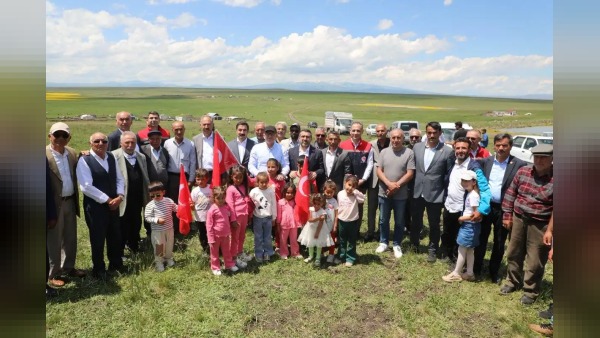 Kars'ta 1.200 dekarlık mera alanında 12 ton gübre ve 6 bin 150 kg korunga tohumu desteği sağlandı