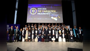 Malatya Tıp Fakültesi ilk mezunlarını verdi; Dr. Aleyna Son birinci oldu