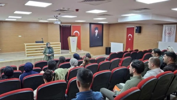 Yeşilay Kars Şubesi'nden Kars Aile ve Sosyal Hizmetler personeline teknoloji bağımlılığı eğitimi