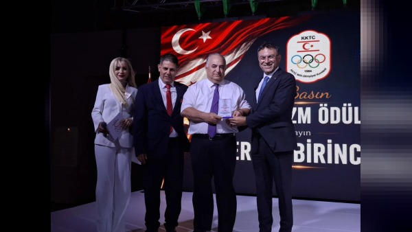 Ertan Birinci’ye 48 yıllık spor yazarlığı hizmeti için anlamlı ödül verildi