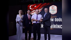 Ertan Birinci’ye 48 yıllık spor yazarlığı hizmeti için anlamlı ödül verildi