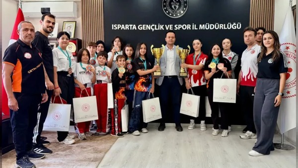 Ispartalı Sporcular WAKO Dünya Kupası’nda Derece Alarak Murat Çağrı Kaya ile Buluştu