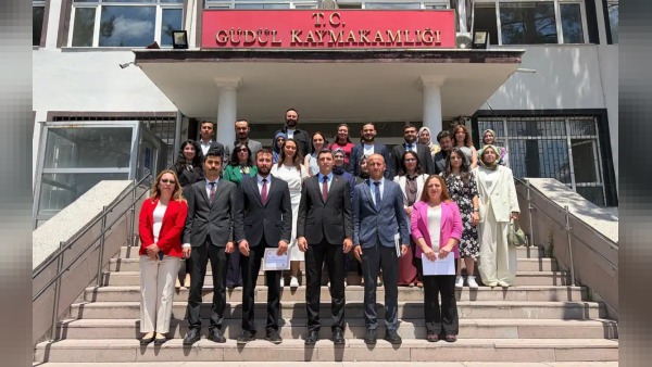 Kaymakam Naim Akar, İlçe Milli Eğitim Müdürü Erdi Sungur ile öğretmenlere başarı belgelerini verdi