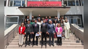 Kaymakam Naim Akar, İlçe Milli Eğitim Müdürü Erdi Sungur ile öğretmenlere başarı belgelerini verdi
