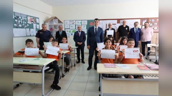 Artvin Yeni Mahalle İlkokulu'nda karne töreni yapıldı, Vali Vekili Erdoğan öğrencilere karnelerini verdi