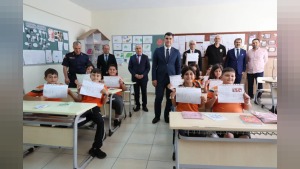 Artvin Yeni Mahalle İlkokulu'nda karne töreni yapıldı, Vali Vekili Erdoğan öğrencilere karnelerini verdi