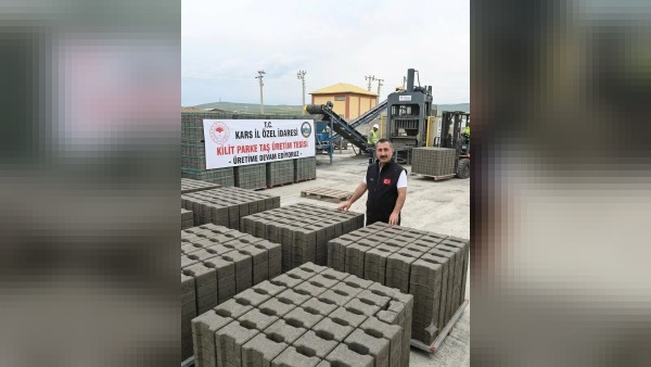 Kars İl Özel İdaresi kilit parke taşı üretimini artırarak kırsalda yatırımları sürdürüyor