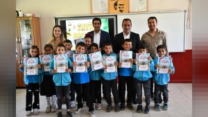 Kaymakam Aslantatar, karne dağıtımında öğrencilere başarı ve kitap okuma tavsiyesi verdi