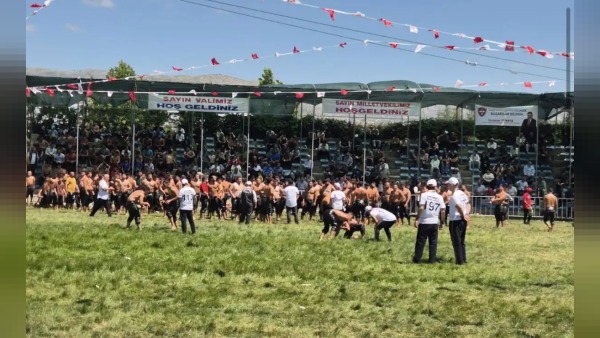 Uluborlu Kiraz Festivali ve Yağlı Pehlivan Güreşleri renkli görüntülerle gerçekleşti