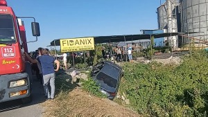 Ferizli Limandere'de 41-BG-448 plakalı araç şarampole devrildi, 3 yaralı hastaneye kaldırıldı