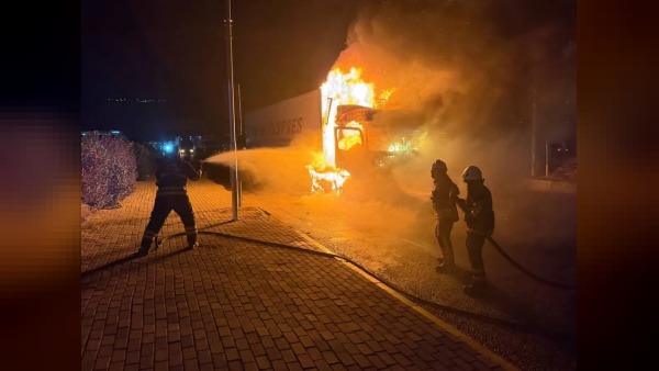 Hatay Kırıkhan'da tır yangını itfaiyenin hızlı müdahalesiyle söndürüldü, can kaybı yok