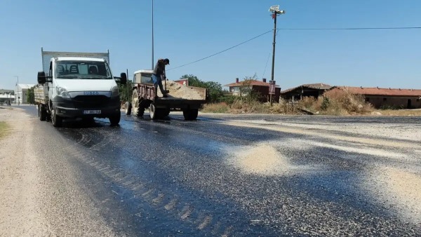 Edirne Süloğlu’nda 40 Derece Sıcaklık Asfaltın Erimesine Yol Açtı, Belediye Müdahale Etti