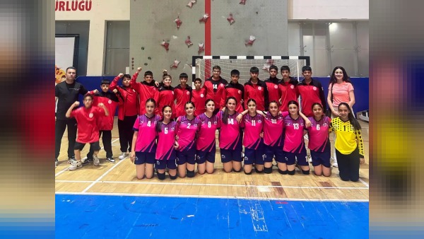 Kars kız hentbol takımı grubunu ikinci tamamlayarak finale yükseldi
