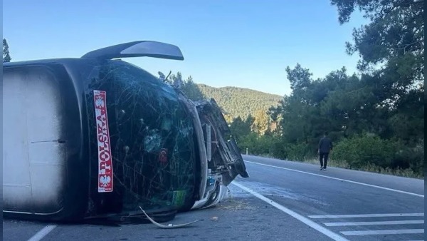 Antalya Akseki'de tur otobüsü ile otomobil çarpıştı: 1 ölü, 12 yaralı