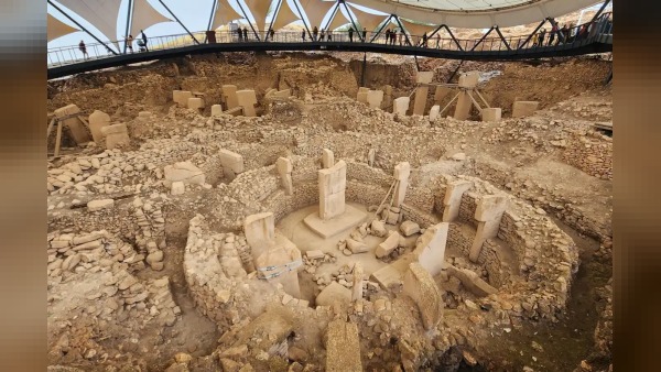 Göbeklitepe: 18 km kuzeydoğuda 20 tapınak ve 6 metrelik sütunlarla en eski dini merkez