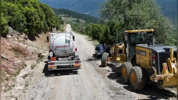 Isparta’da Hacıaliler Köyü ve Şanlı-Antalya yolunda şarampol bakımı tamamlandı