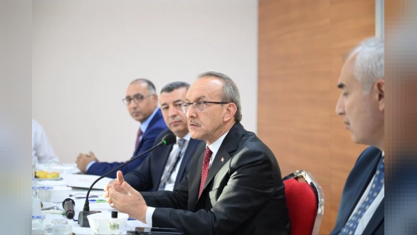 Malatya Valisi Seddar Yavuz, ihracatçılarla Ticaret Borsası toplantısında buluştu