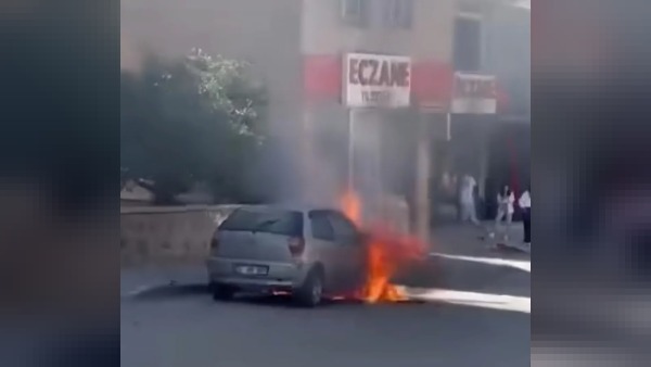 Erzurum Yıldızkent'te Park Halindeki Otomobil Yangında Kullanılamaz Hale Geldi