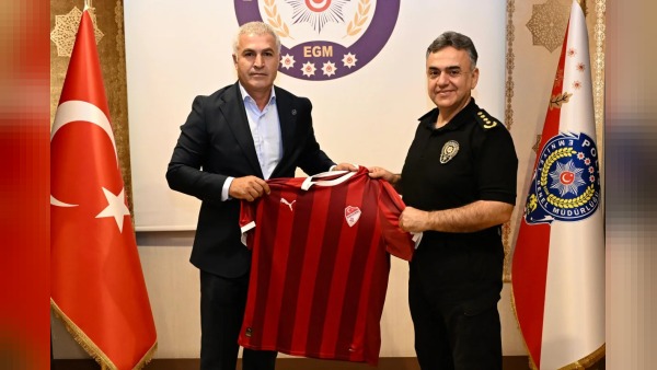 Elazığ İl Emniyet Müdürü Aydın Karan’a Elazığspor forması takdim edildi