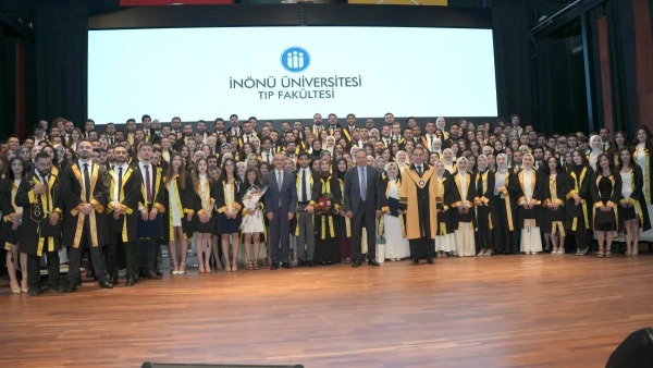 İnönü Tıp Fakültesi mezuniyetinde 234 genç hekim için diplomalar takdim edildi