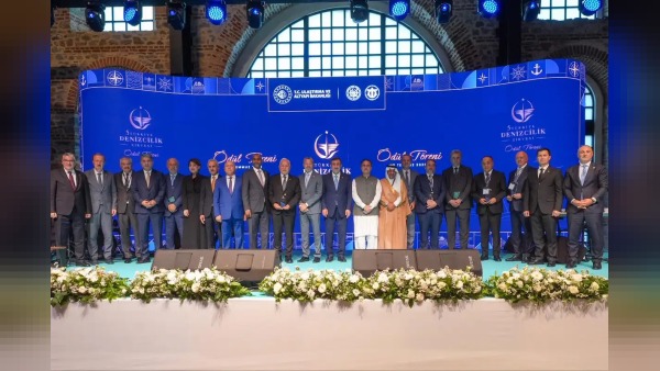 Mehmet Fatih Tosyalı’ya ödül: Cevdet Yılmaz ve Abdulkadir Uraloğlu takdim etti