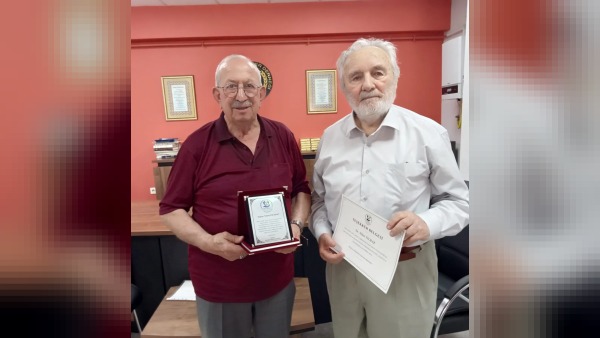 Düzce’de İyilikseverler Derneği yönetimi: Nihat Yılmaz’a plaket verildi