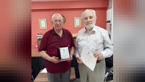 Düzce’de İyilikseverler Derneği yönetimi: Nihat Yılmaz’a plaket verildi