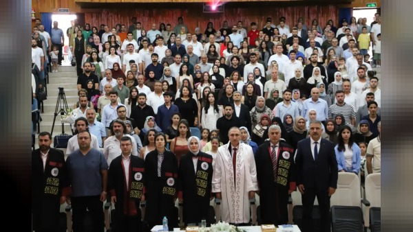 Fırat Üniversitesinde Diş Hekimliği mezunları 422 diş hekimi ve 75 uzmanlık için yemin etti