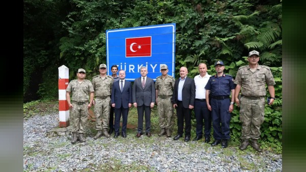 Artvin Valisi Ergün Sarp hattı ve Kemalpaşa’da yol, hasat ve denetimi inceledi