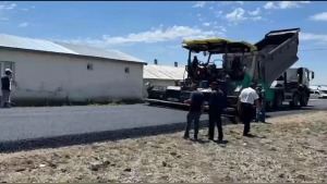 Kars’ta kırsal yollar için beton ve BSK asfalt çalışmaları sürüyor (7,2 km)